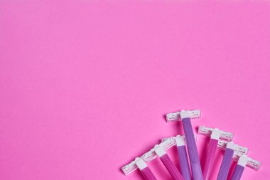 Pembe arkaplanda dört diş fırçası. Sağ üst köşede ve sol alt köşede yazılacak metin için boşluk var.