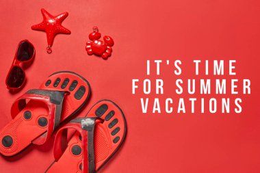 Kırmızı parmak arası terlikler. Yaz tatili zamanı. Üstte ve altta beyazla yazılmış.