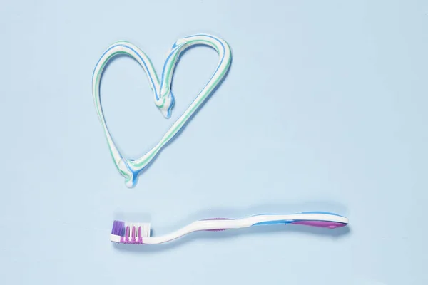 Une Dent Une Brosse Dents Forme Coeur Sur Fond Bleu — Photo