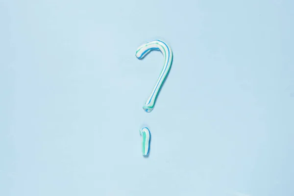 Zöld Kék Esernyőt Fehér Alapon Kérdőjel Formájában Tartó Személy — Stock Fotó