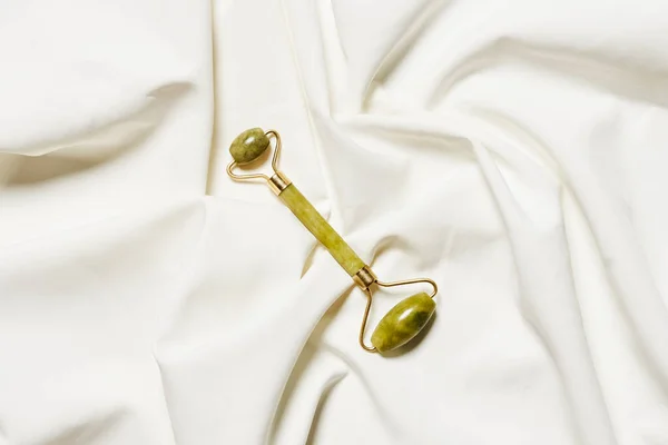 Ein Grüner Gegenstand Auf Einem Weißen Tuch Mit Einem Pfeil — Stockfoto