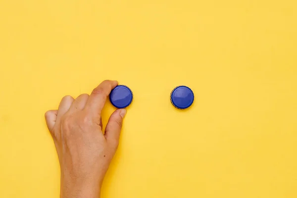 Egy Személy Aki Két Kék Gombot Tart Sárga Alapon Másik — Stock Fotó