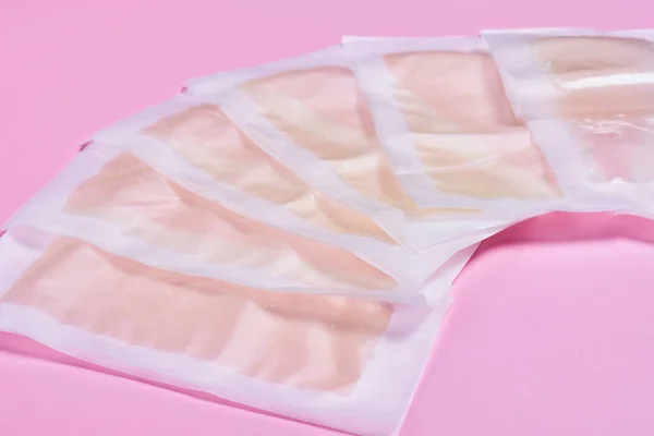 Algunas Bolsas Plástico Blanco Sobre Una Superficie Rosa Con Una — Foto de Stock