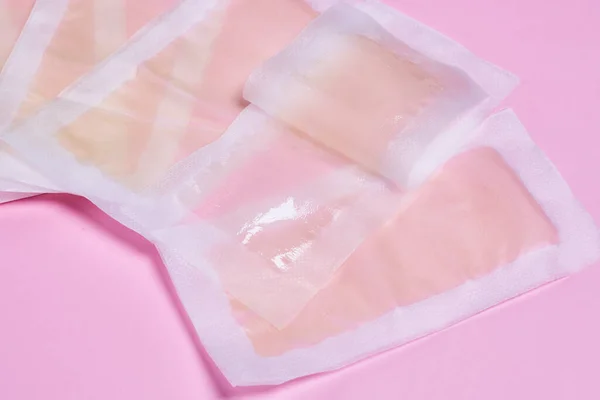 Drei Taschen Mit Hautpflegeprodukten Auf Rosa Hintergrund Mit Texteinlage Auf — Stockfoto