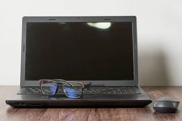 Laptop Számítógép Szemüveg Egy Asztal Mellett Egy Egér Fehér Fal — Stock Fotó