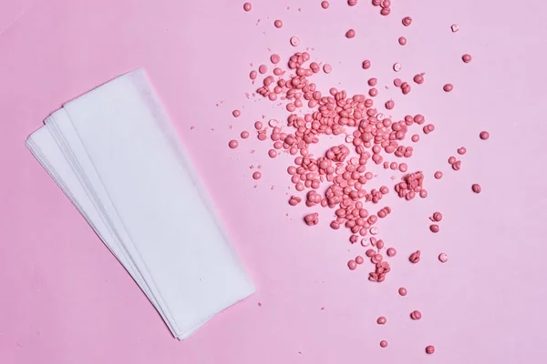 Píldoras Rosadas Que Derraman Una Servilleta Blanca Sobre Fondo Rosa — Foto de Stock