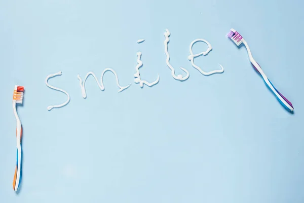 Zęby Wyraz Uśmiech Napisany Białą Farbą Jasnoniebieskim Tle Tekstem Który — Zdjęcie stockowe