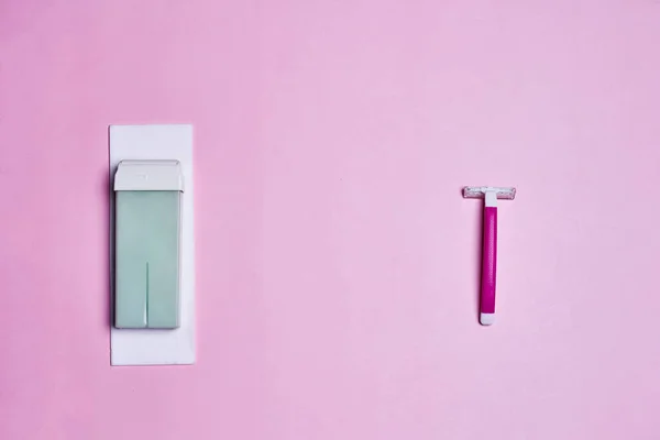 Eine Rosa Wand Mit Einer Zahnbürste Auf Der Linken Und — Stockfoto