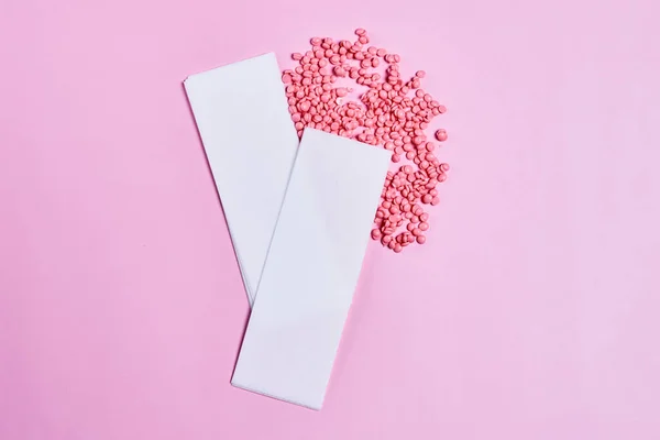 Růžové Pilulky Vylévající Bílé Obálky Růžovém Pozadí Kopií Prostor Konceptu — Stock fotografie