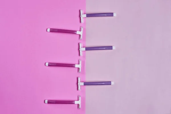 Drei Zahnbürsten Auf Rosa Weißem Hintergrund Mit Der Einen Dazwischen — Stockfoto