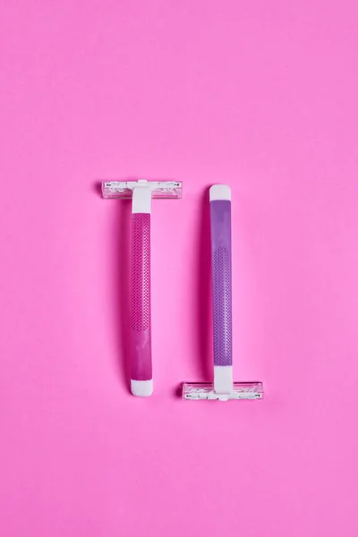 Duas Escovas Dentes Fundo Rosa Uma Branca Outra Azul Com — Fotografia de Stock