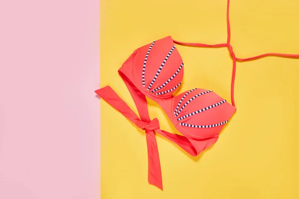 Dos Bikinis Rosados Azules Sobre Fondo Amarillo Con Tela Rayas —  Fotos de Stock