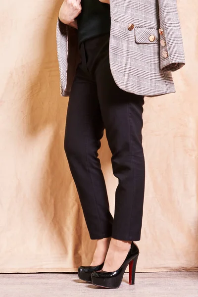 Une Femme Debout Devant Mur Portant Blazer Carreaux Noir Blanc — Photo