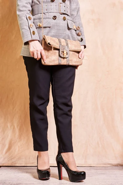 Kobieta Stojąca Przed Ścianą Ręką Biodrze Czarnych Spodniach Szpilkach — Zdjęcie stockowe