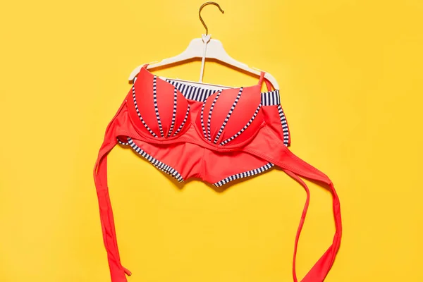 Top Del Bikini Rosso Una Gruccia Uno Sfondo Giallo Con — Foto Stock