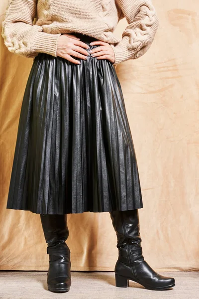 Μια Γυναίκα Που Φοράει Μαύρη Δερμάτινη Φούστα Και Ψηλοτάκουνες Μπότες — Φωτογραφία Αρχείου