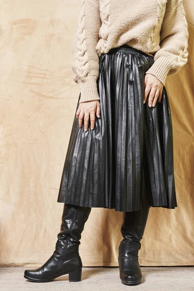 Μια Γυναίκα Που Φοράει Μαύρη Δερμάτινη Φούστα Και Ψηλές Μπότες — Φωτογραφία Αρχείου