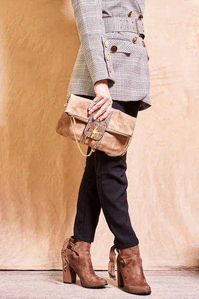 Uma Mulher Terno Botas Segurando Uma Bolsa Enquanto Caminhava Direção — Fotografia de Stock