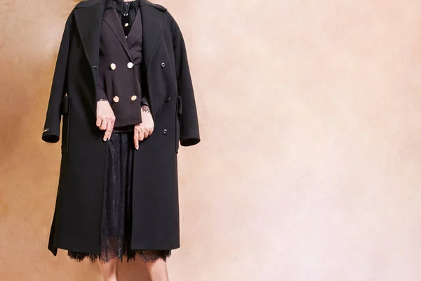 Une Femme Debout Devant Mur Portant Long Manteau Noir Avec — Photo