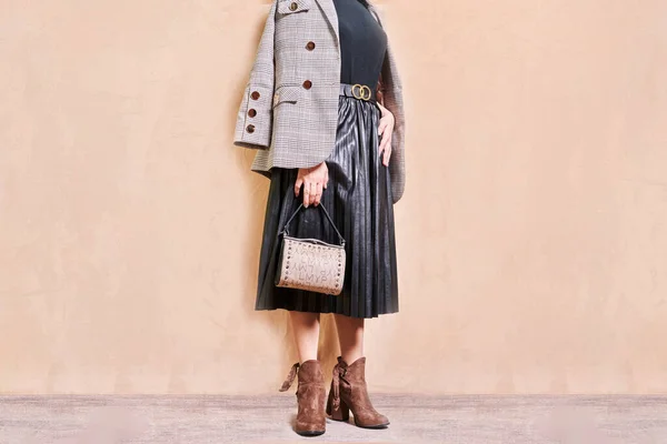 Une Femme Debout Devant Mur Portant Manteau Carreaux Noir Blanc — Photo