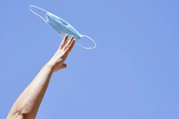 Alguienmano Aire Con Una Máscara Quirúrgica Contra Cielo Azul Claro — Foto de Stock