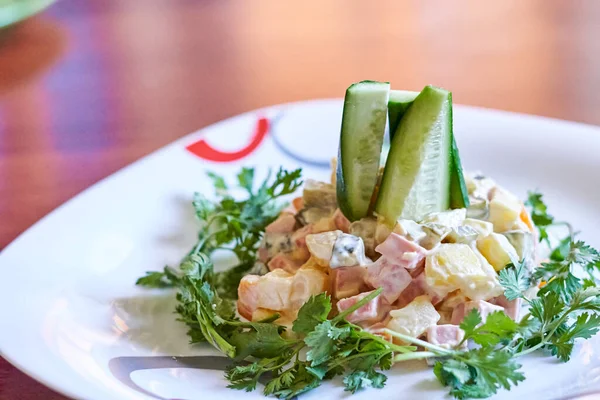 Salad Piring Putih Dengan Cus Dan Ceints Tengah Duduk Atas — Stok Foto