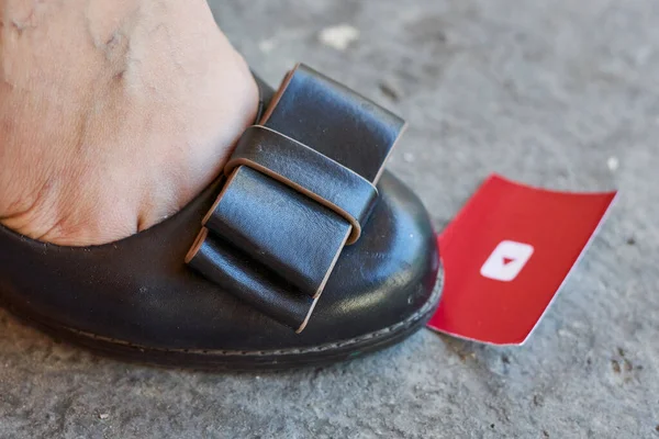 Someones Πόδι Μια Κόκκινη Κάρτα Κολλήσει Στο Κάτω Μέρος Του — Φωτογραφία Αρχείου