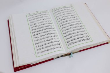 Kuran 'ın bir kitabının fotoğrafı, Müslümanların kutsal kitabı haline geldi.