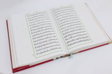 Kuran 'ın bir kitabının fotoğrafı, Müslümanların kutsal kitabı haline geldi.