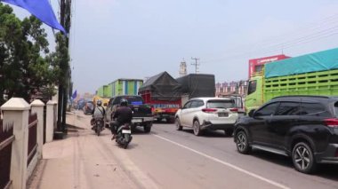 Palembang, Endonezya - Kasım 2024: Yolların yoğun ve yoğun olduğu görülmektedir, bu da geniş araç nüfusu nedeniyle yolların daralması nedeniyledir.