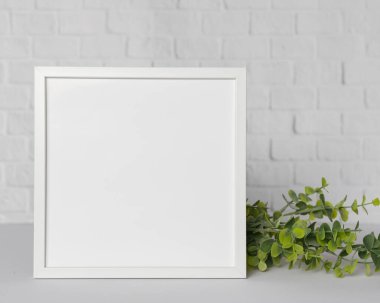 Boş Çerçeve, Modern ev dekorasyonu, resim, fotoğraf veya yazdırma sunumu için kopyalama alanı olan beyaz minimalist odada çerçeve modeli