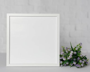 Boş Çerçeve, Modern ev dekorasyonu, resim, fotoğraf veya yazdırma sunumu için kopyalama alanı olan beyaz minimalist odada çerçeve modeli