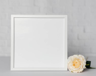 Boş Çerçeve, Modern ev dekorasyonu, resim, fotoğraf veya yazdırma sunumu için kopyalama alanı olan beyaz minimalist odada çerçeve modeli