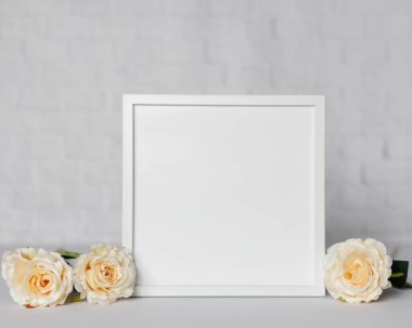 Boş Çerçeve, Modern ev dekorasyonu, resim, fotoğraf veya yazdırma sunumu için kopyalama alanı olan beyaz minimalist odada çerçeve modeli