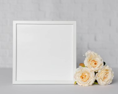 Boş Çerçeve, Modern ev dekorasyonu, resim, fotoğraf veya yazdırma sunumu için kopyalama alanı olan beyaz minimalist odada çerçeve modeli