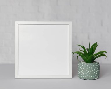 Boş Çerçeve, Modern ev dekorasyonu, resim, fotoğraf veya yazdırma sunumu için kopyalama alanı olan beyaz minimalist odada çerçeve modeli