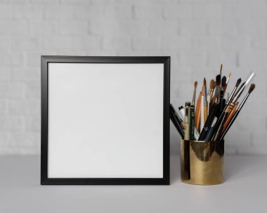 Boş Çerçeve, Modern ev dekorasyonu, resim, fotoğraf veya yazdırma sunumu için kopyalama alanı olan beyaz minimalist odada çerçeve modeli