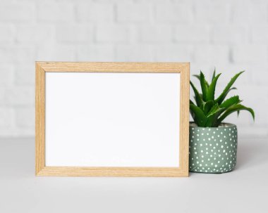 Boş Çerçeve, Modern ev dekorasyonu, resim, fotoğraf veya yazdırma sunumu için kopyalama alanı olan beyaz minimalist odada çerçeve modeli