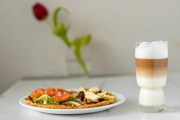 Beyaz masa zemininde taze yeşil ve kırmızı kahve. sağlıklı kahvaltı, yiyecek, içecek