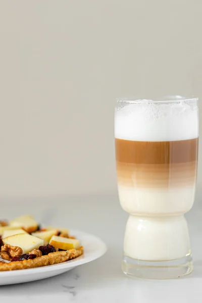 Ahşap zemin üzerinde latte macchiato olan cam..