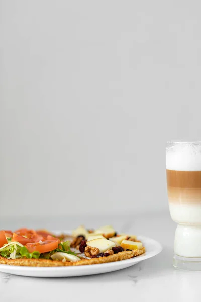 Arka planda beyaz tabakta salata yemek sağlıklıydı. seçici odak.