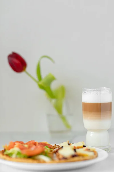 Kahve ve sebzeli nefis kahvaltı.