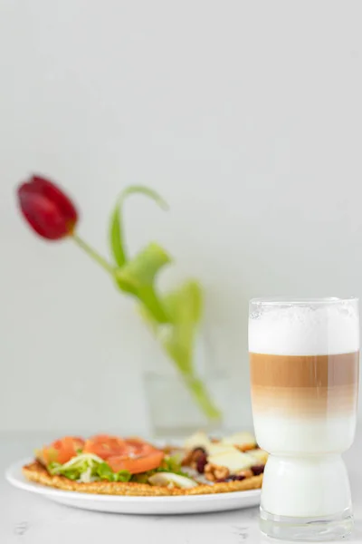 yakın plan kahve fincanı ve masada bir fincan çay.