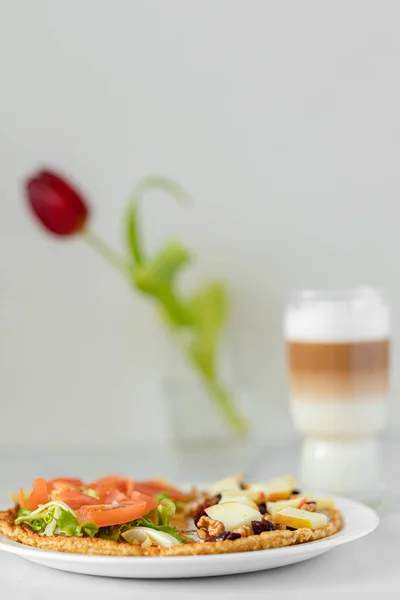 Lezzetli ekmek ve sebzelerle nefis bir kahvaltı.