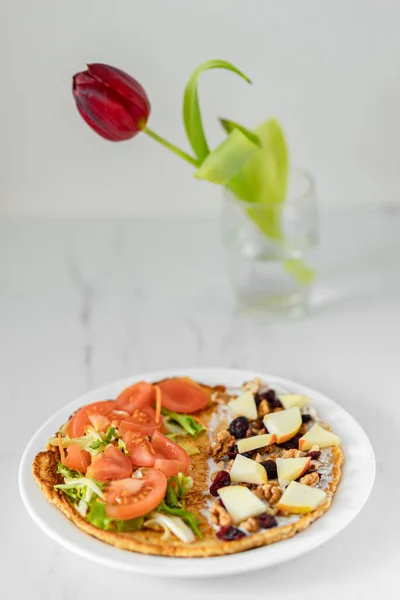 Beyaz tabakta domatesli salata, peynir ve sebze.