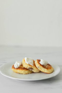 Ballı ve ekşi kremalı leziz krepler.