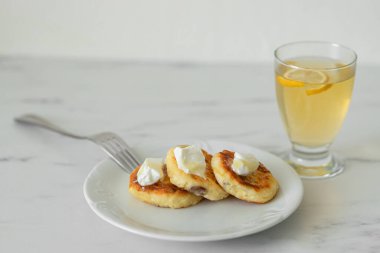 Ballı ve ekşi kremalı leziz krepler.