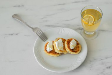 Ballı ve ekşi kremalı leziz krepler.