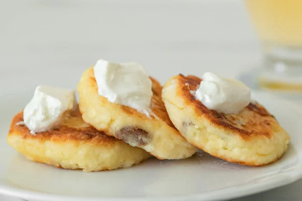 Ballı ve ekşi kremalı leziz krepler.