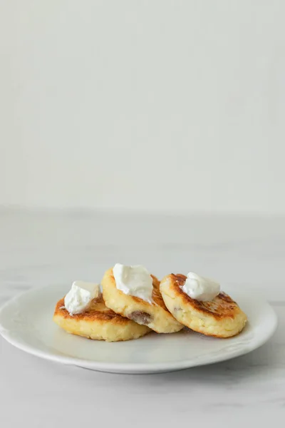 Ballı ve ekşi kremalı leziz krepler.